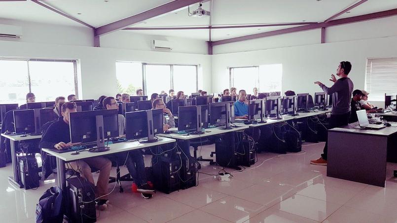 Aula de la escuela de deportes electrónicos