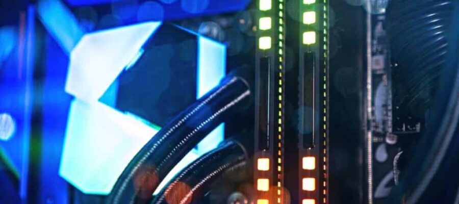 RAM RGB en una placa base.
